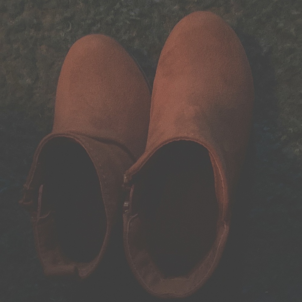 Listing for 2 right footed boots